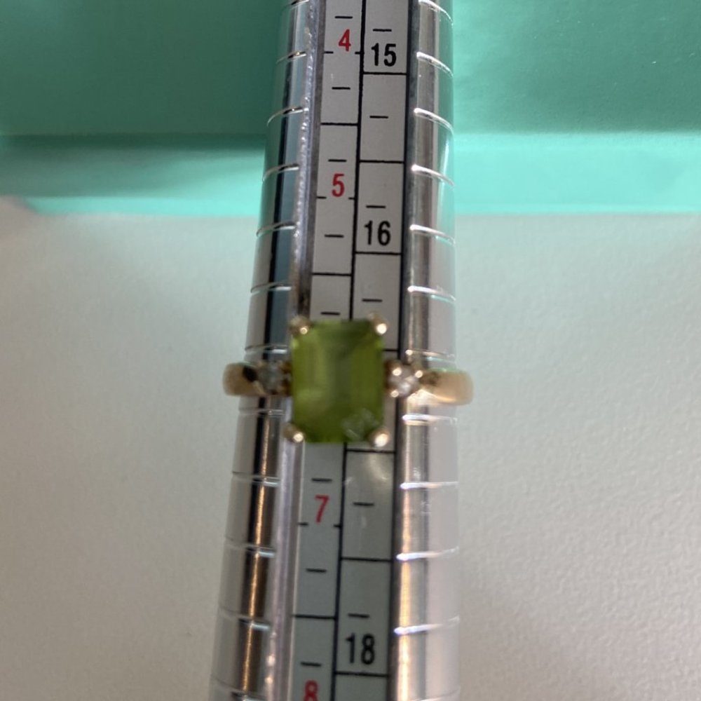 Gold ring with peridot and diamonds